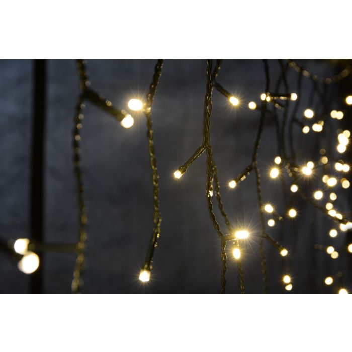 Icicle-Inspired LED Outdoor String Lights with Twinkle Effect